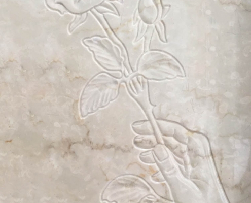 Floral decorations in marble or granite – Hand with rose