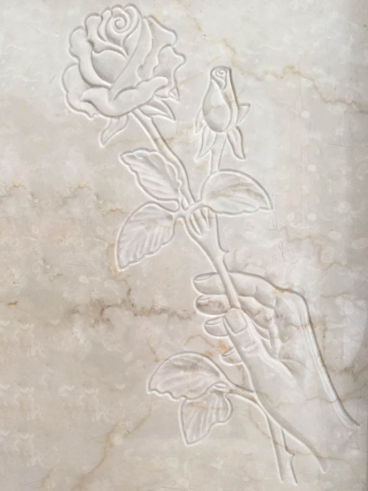 Floral decorations in marble or granite – Hand with rose